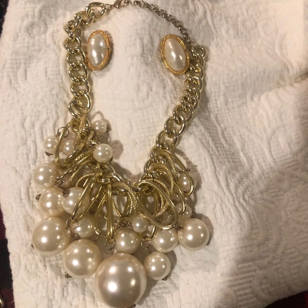 Giant pearl necklace and earring set